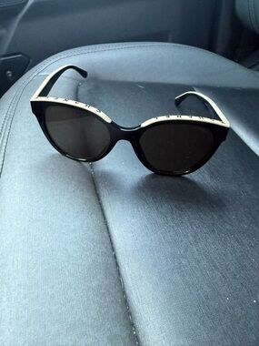 CHANEL Black and Cream Round Cat-Eye Sunglasses - signet phantos